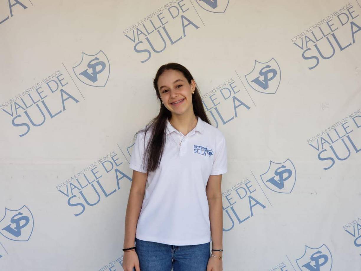 La sampedrana, de 16 años, cursa décimo grado en la escuela e instituto bilingüe Valle de Sula, donde destaca por su excelencia académica.