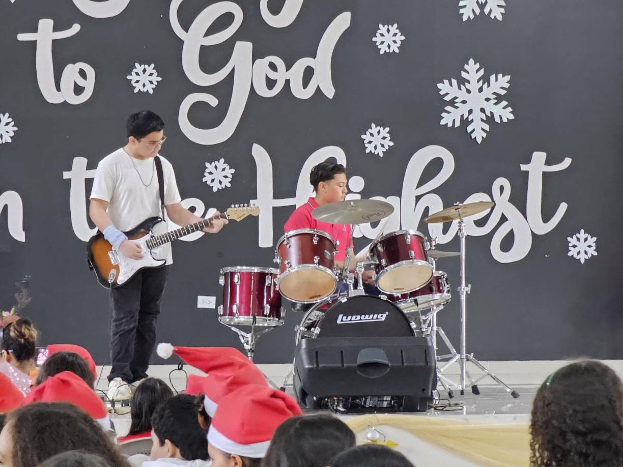 Los jovencitos de la institución ejecutaron varias piezas musicales con instrumentos profesionales. 