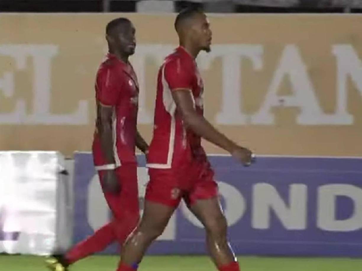 Carlos Bernárdez (Izquierda) - El delantero beliceño sumó seis goles con los Aceiteros en el actual torneo liguero.