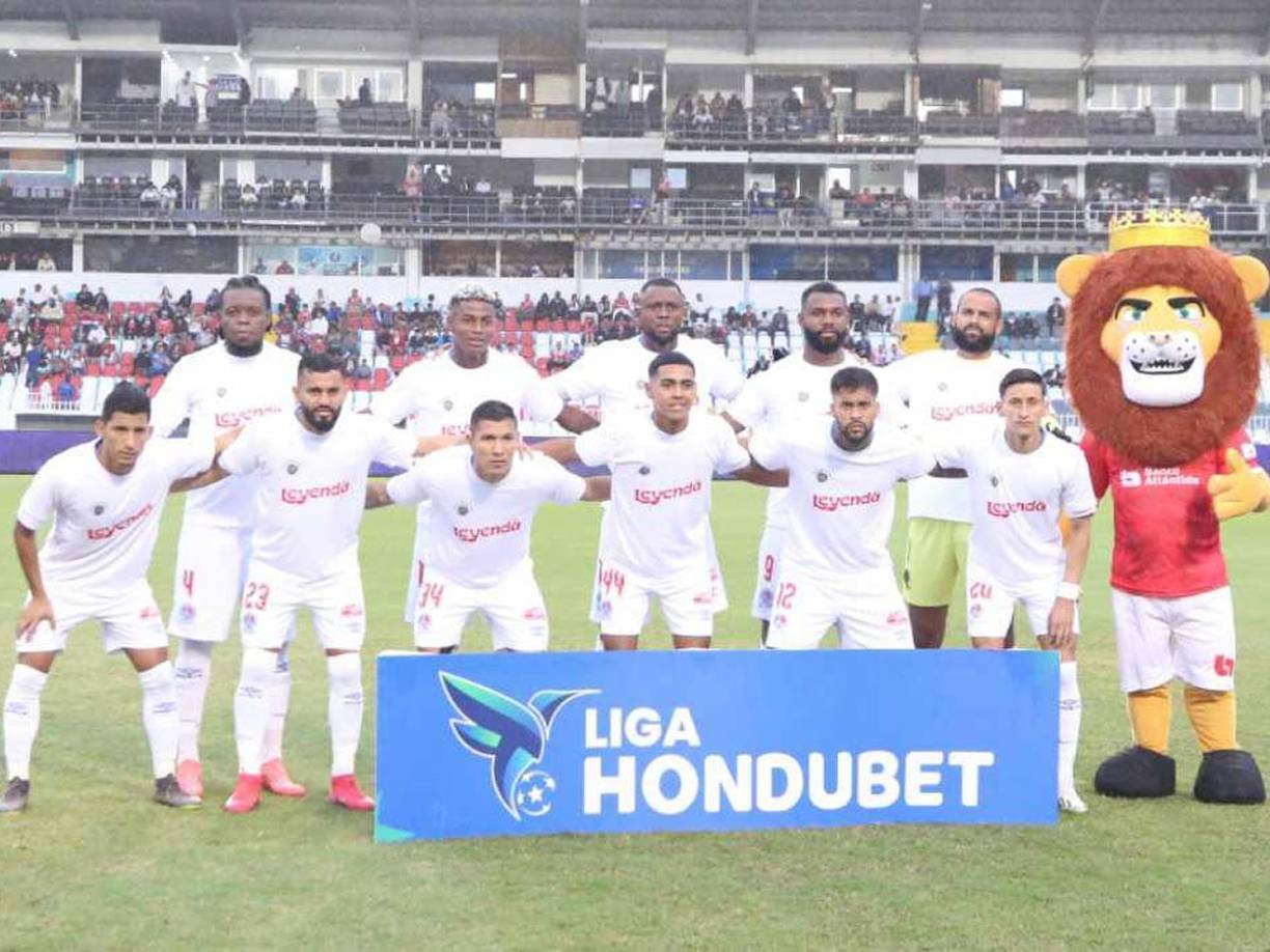 Los jugadores del Olimpia salieron a la cancha con una camiseta con la palabra “leyenda” en honor al exjugador olimpista Vicente Viera, quien falleció el jueves por una enfermedad.