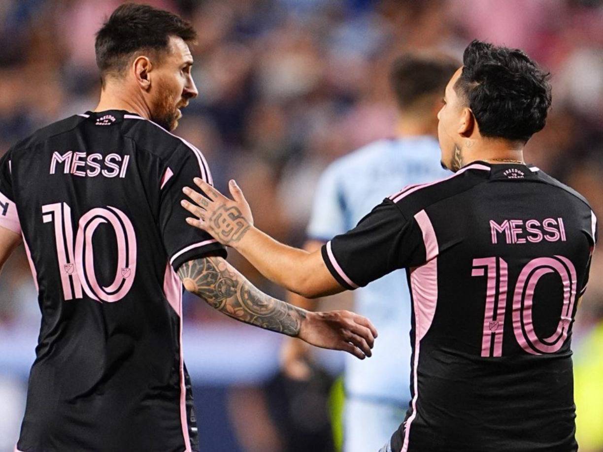 Aficionados burlaron la seguridad para poder compartir con Lionel Messi.
