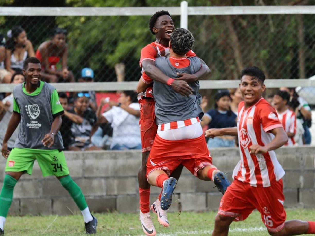 Jugadores del Vida celebraron a lo grande el tanto del empate.