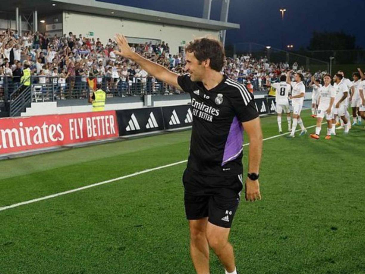 Raúl González, ícono del club y actualmente entrenador del Real Madrid Castilla, se presenta como una opción natural para el banquillo blanco. Desde su llegada al Castilla, ha demostrado un gran compromiso y habilidad para guiar a jóvenes talentos, cultivando un estilo de juego que se alinea con la historia y valores del Madrid.