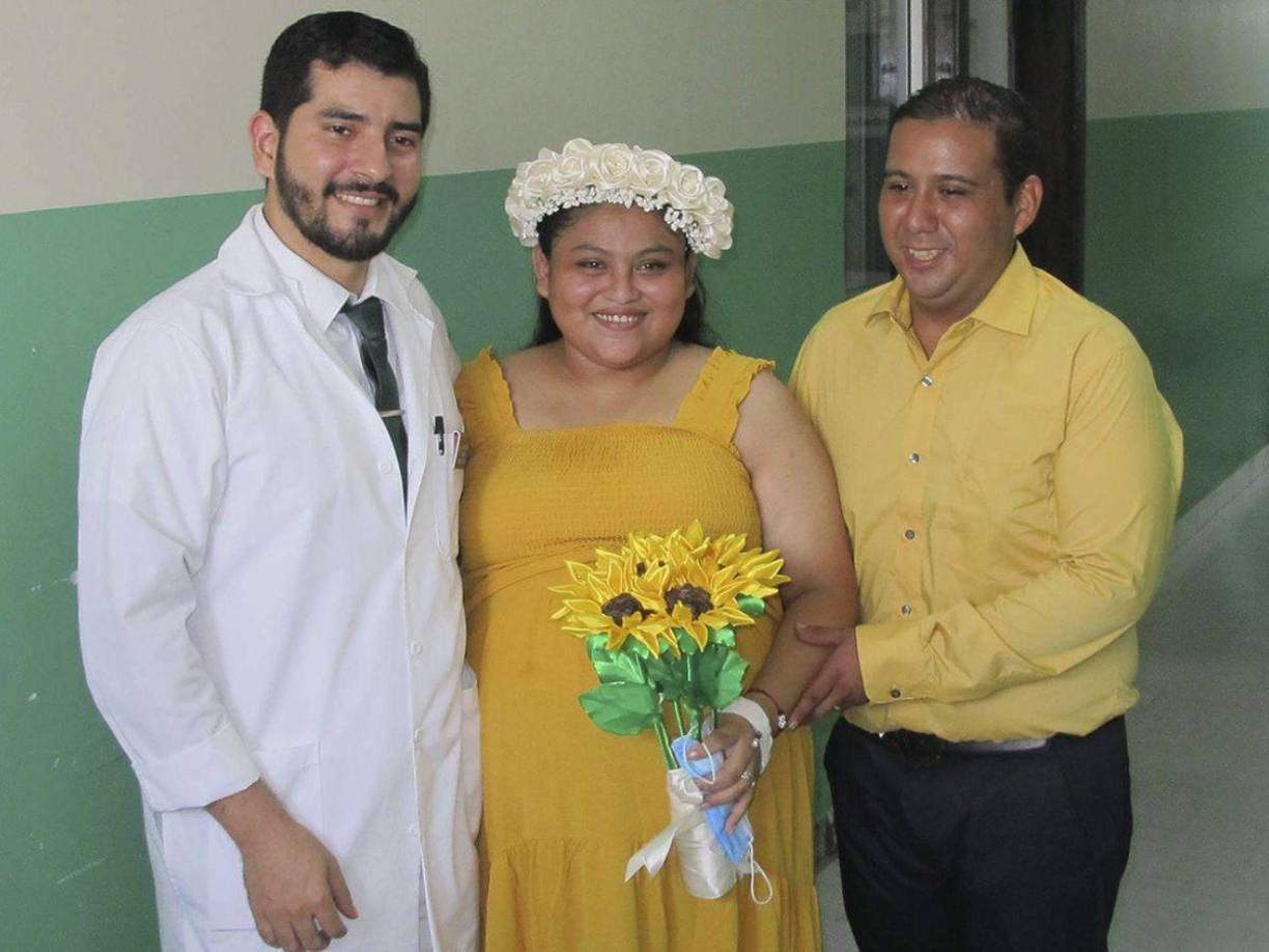 Zulema Desyree Hernández Zaldivar (24) y Andrés Fernando Noriega Pérez (31) se casaron en el hospital Mario Catarino Rivas.