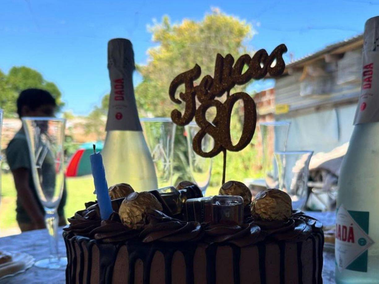 El padre de Juan Verón cuenta con 80 años de edad y la chica tiene 30. La diferencia es de 50 años de edad. 