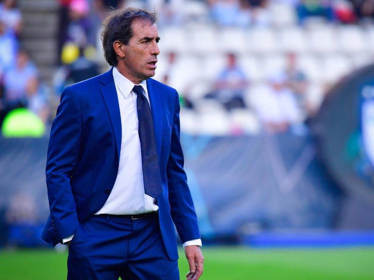 Guillermo Almada ya fue sondeado en su momento cuando México no tenia un referente en el banquillo, sin embargo, al final los directivos mexicanos se decantaron por Diego Cocca, abriendo así la posibilidad a que llegara a dirigir al conjunto tricolor.