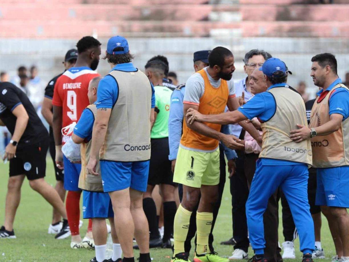 El entrenador argentino al minuto 54’ cuando su equipo estaba abajo en el marcador y encima de eso, Jerry Bengtson había errado un lanzamiento penal, no pudo aguantarse.