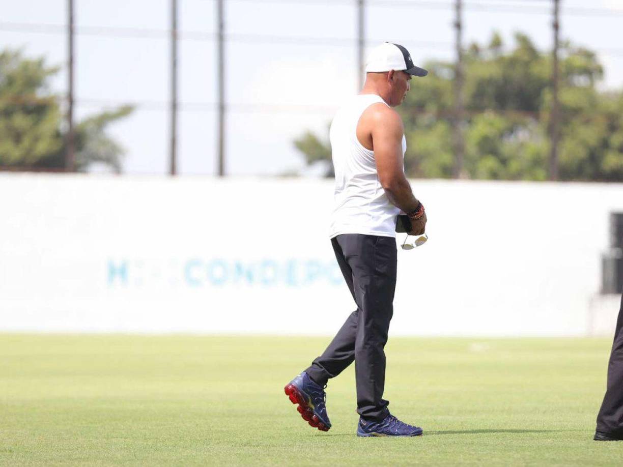 Mario Moncada, comisionado de Condepor, llegó a San Pedro Sula y desde muy temprano se fue a conocer cómo se encuentra el césped del estadio Morazán.
