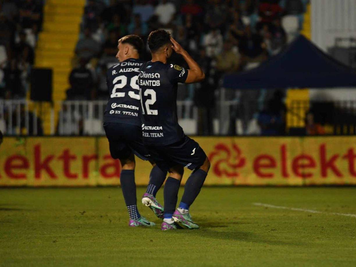 Los jugadores del Motagua no podían creer cada atajada que hizo el portero del Marathón.