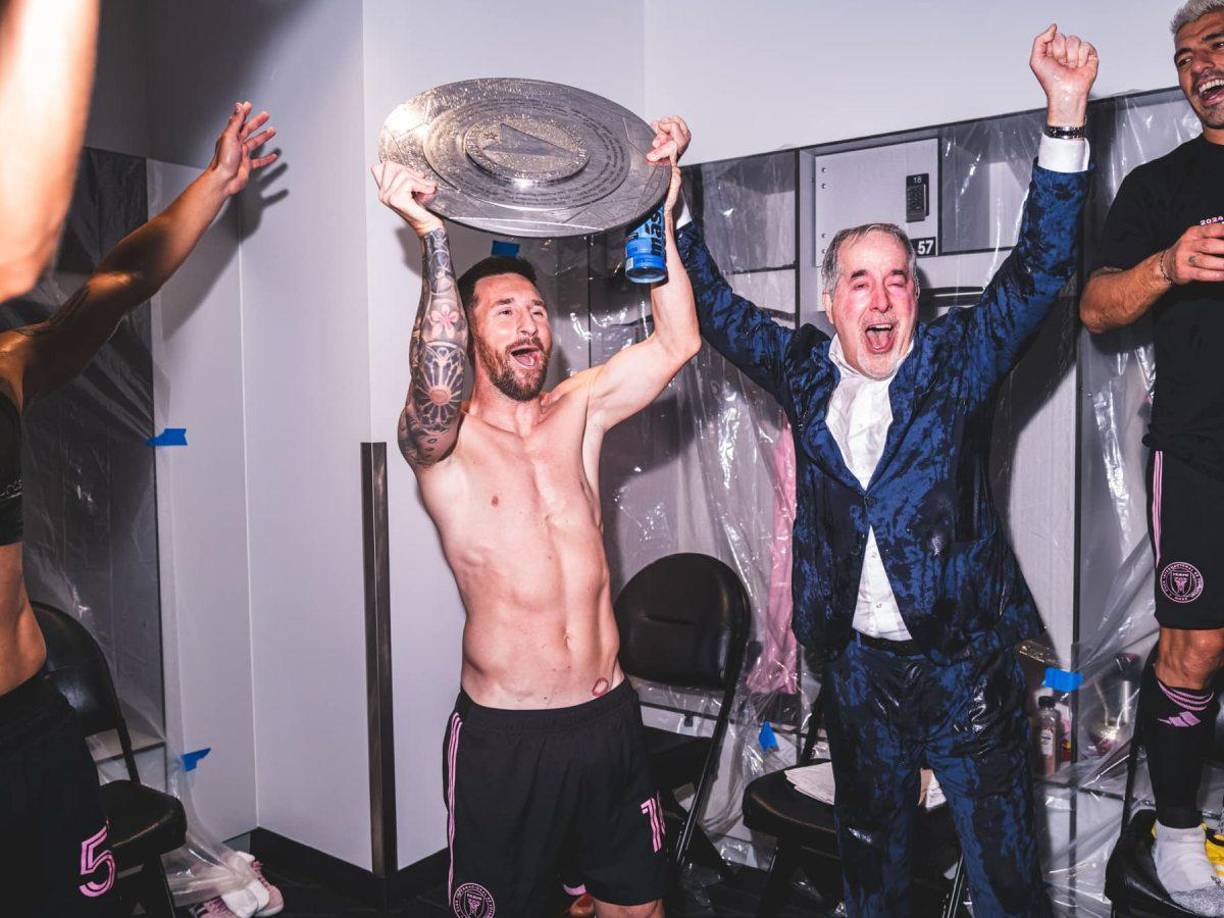 Messi celebró por todo lo alto la MLS Supporters’ Shield, que es el trofeo que se le se le entrega al equipo con más puntos de la Temporada Regular a falta de varias jornadas para el cierre del calendario previo al comienzo de los Playoffs rumbo al título del campeonato.