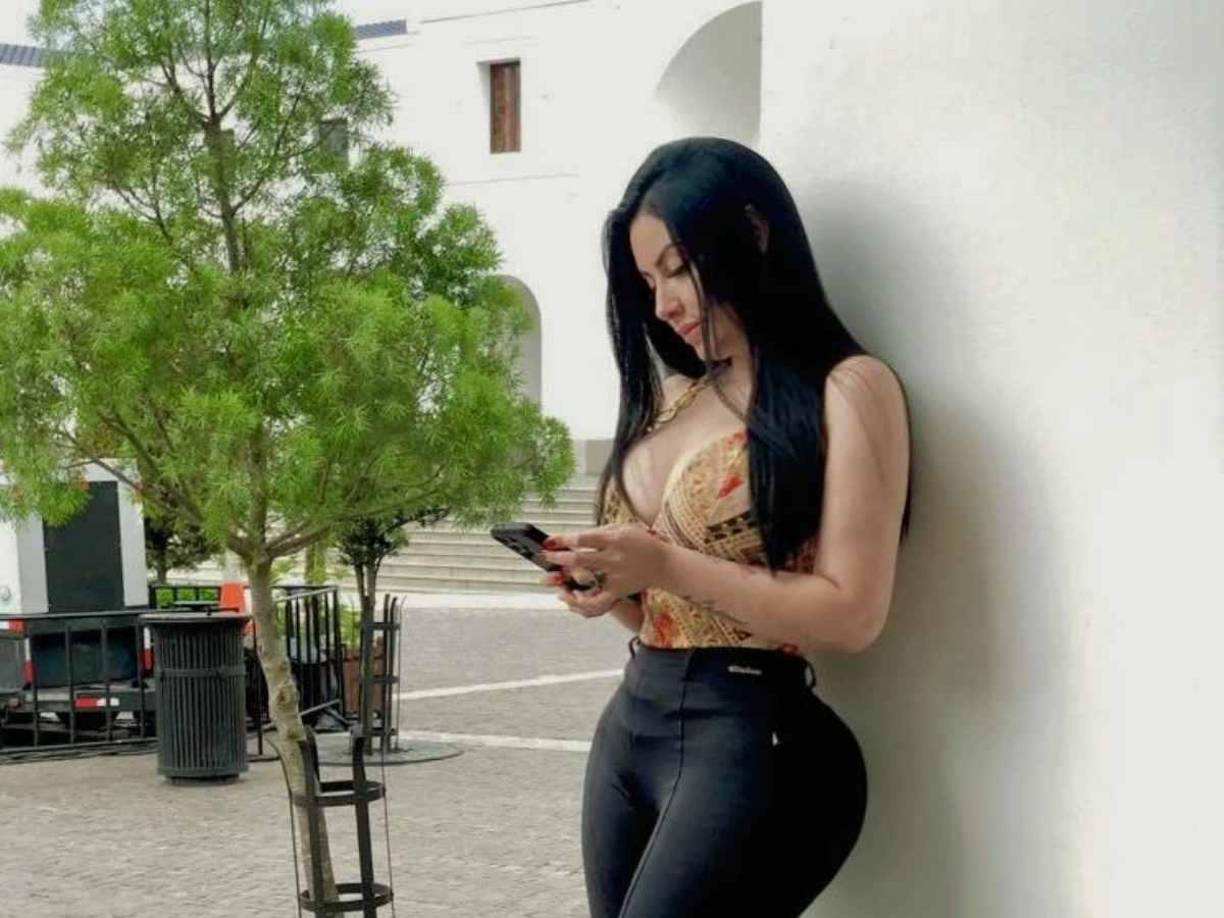 Ariana,, que comenzó a fungir como la encargada de la parte mercantil del conjunto esmeralda, solo duró en su cargo un mes y cuatro días, destacando su presencia en los encuentros de local del equipo sampedrano. 