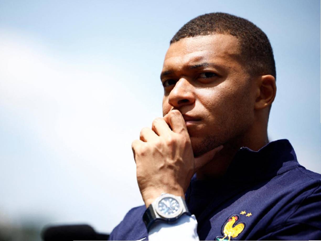 Luego de varios años intentando lograr el fichaje de Mbappé, el jugador llega como agente libre al Real Madrid tras culminar su contrato con el PSG.