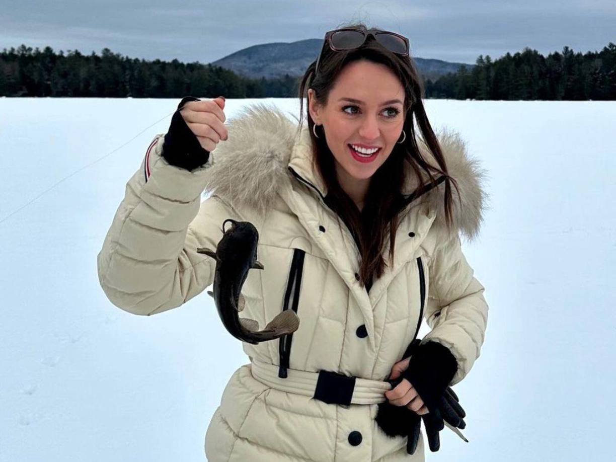 Al parecer, Bill Bellichick y Hudson se conocieron en 2021 durante un vuelo, según revela TMZ, donde ambos estuvieron charlando un rato e incluso el ex head coach de los Pats le firmó un libro a su ahora novia.