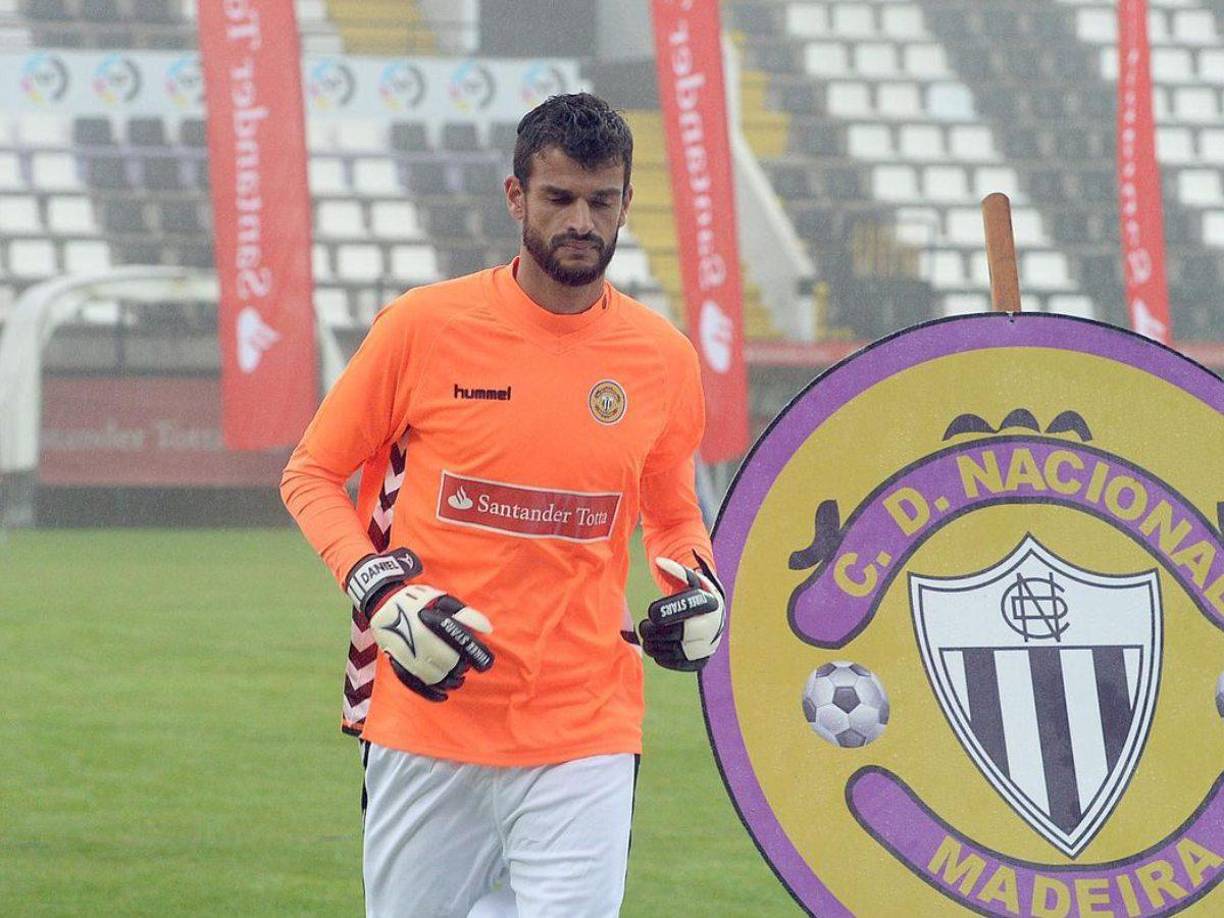 Daniel Guimarães fue un futbolista portugués. Jugaba de portero y falleció a los 37 años de edad-.