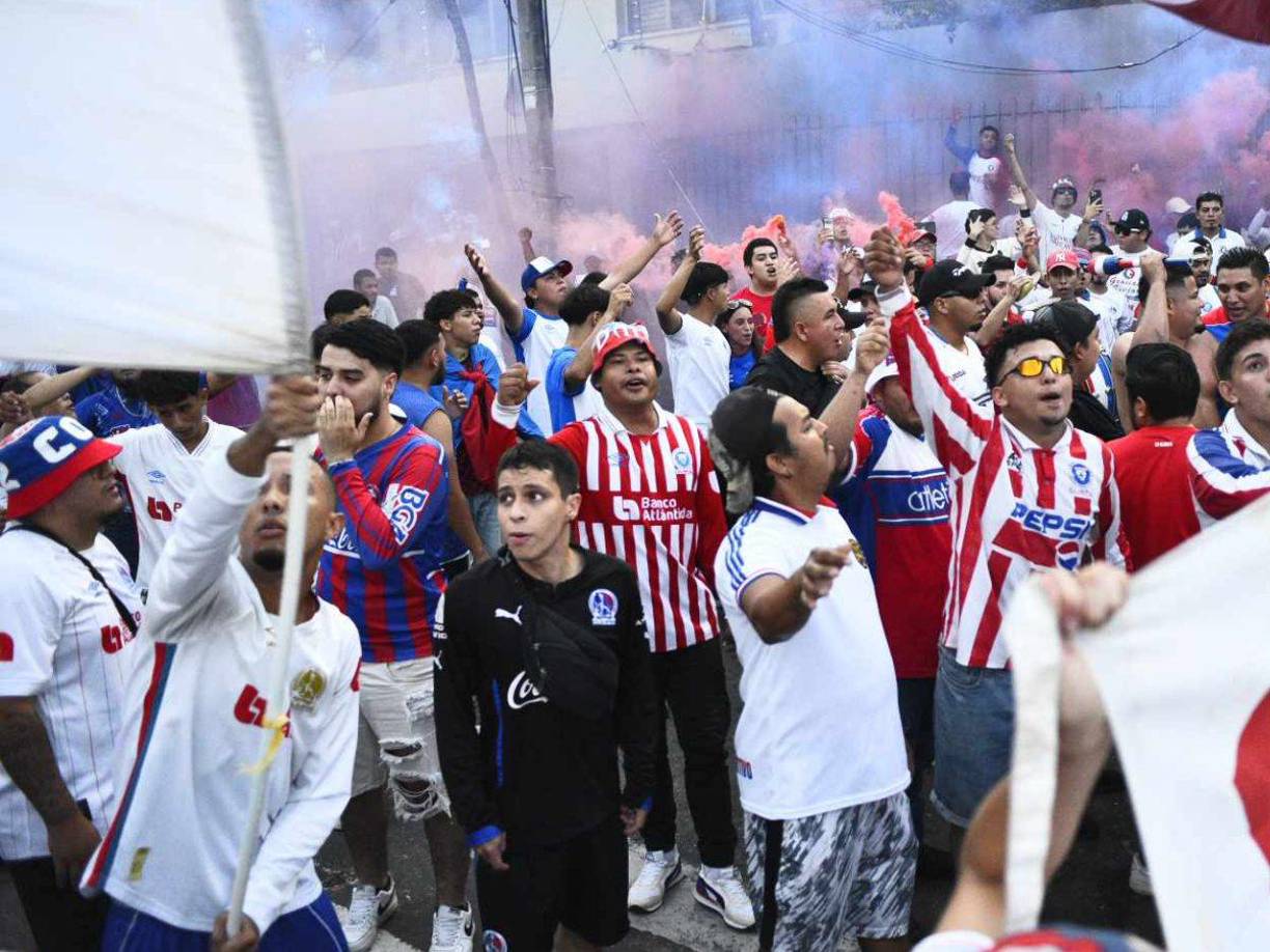 La barra del Olimpia también puso su fiesta deportiva en los alrededores del estadio Morazán. 