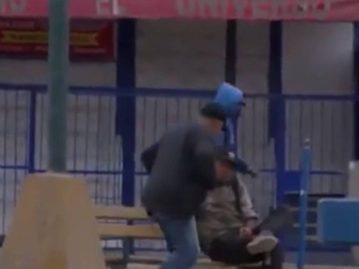 Cuadras después fue captado con su cabeza tapada. Llevaba una chumpa azul con la que cubría de rostro.