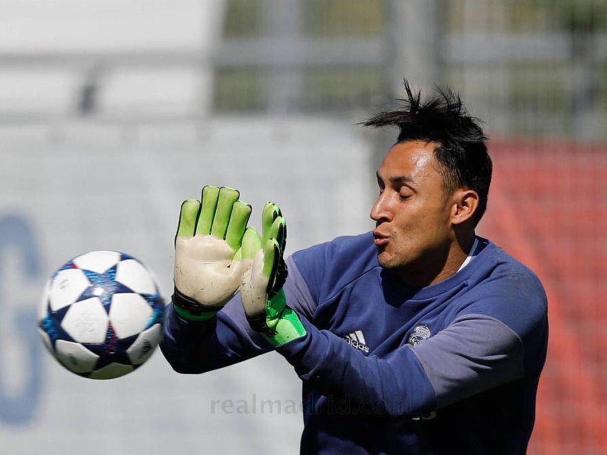 Keylor Navas ha rechazado ofertas de Arabia Saudita y el Gremio de Brasil, por lo que hoy se le abre la opción del Barcelona. 