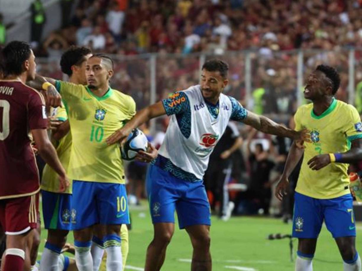 Danilo de Brasil tuvo que calmar a Vinicius tras el zafarrancho . 