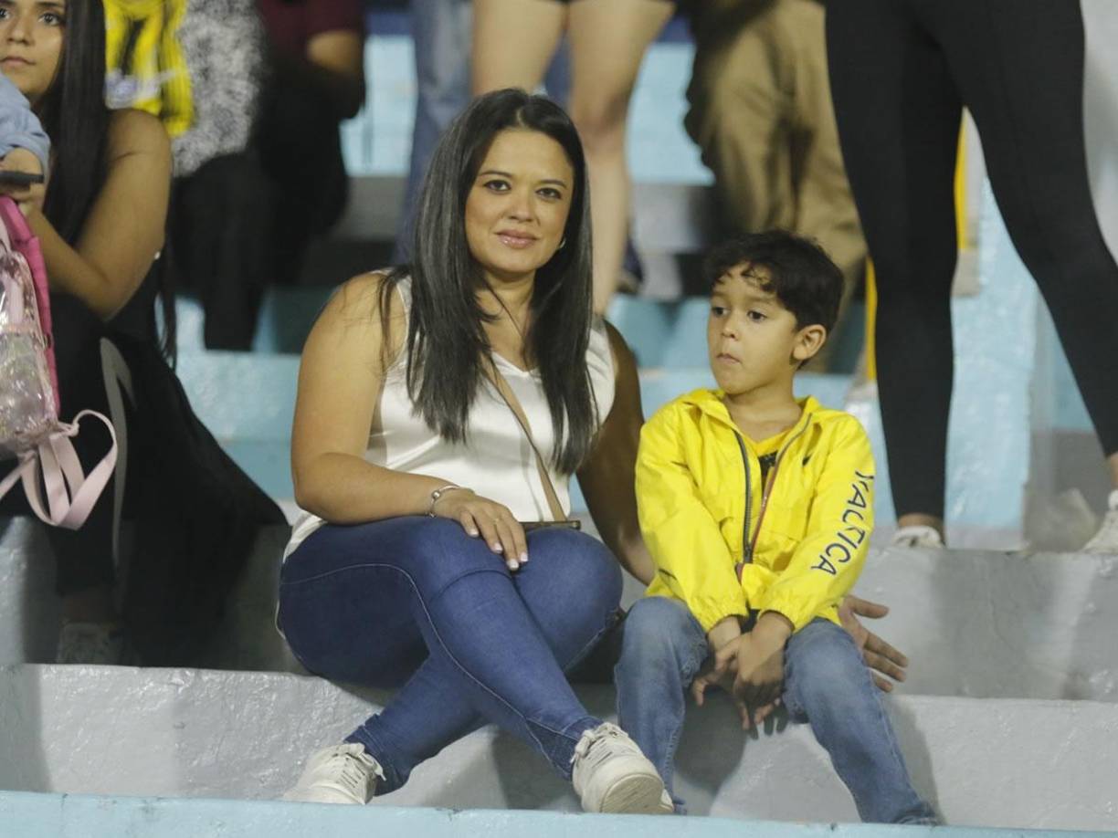 Una madre que llegó al estadio Morazán para ver el partido del Real España vs Lobos de la UPN. 