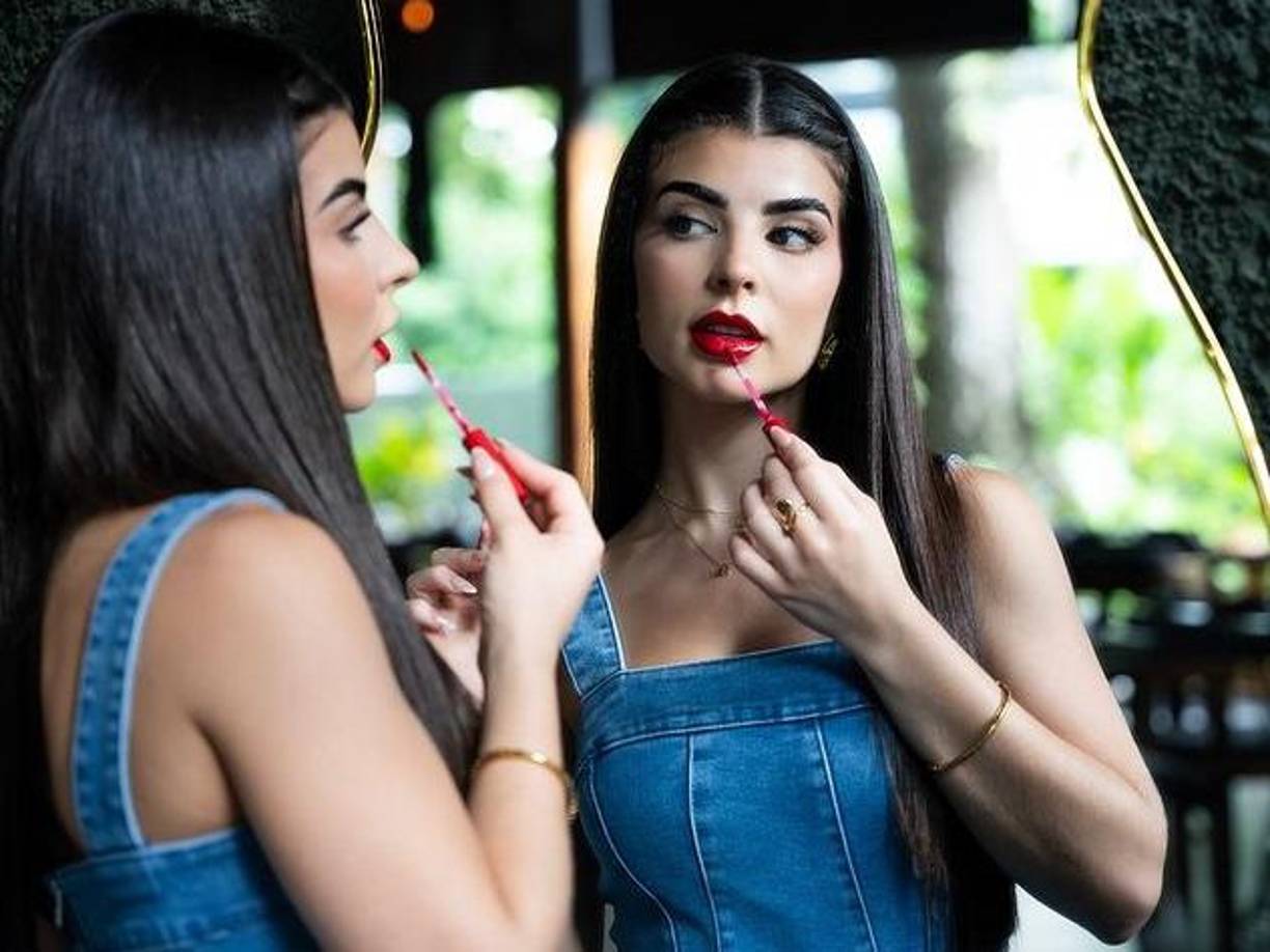 Adriana Hasbún tiene 25 años y debutó en TikTok en 2020, en esa red social actualmente acumula más de 4 millones de seguidores y ha sido invitadas a varios eventos importantes de la plataforma. En Instagram suma casi 930 mil fans, lo que la convierte en una de las salvadoreñas más seguidas en redes sociales. Encuéntrela como @adhasbun.