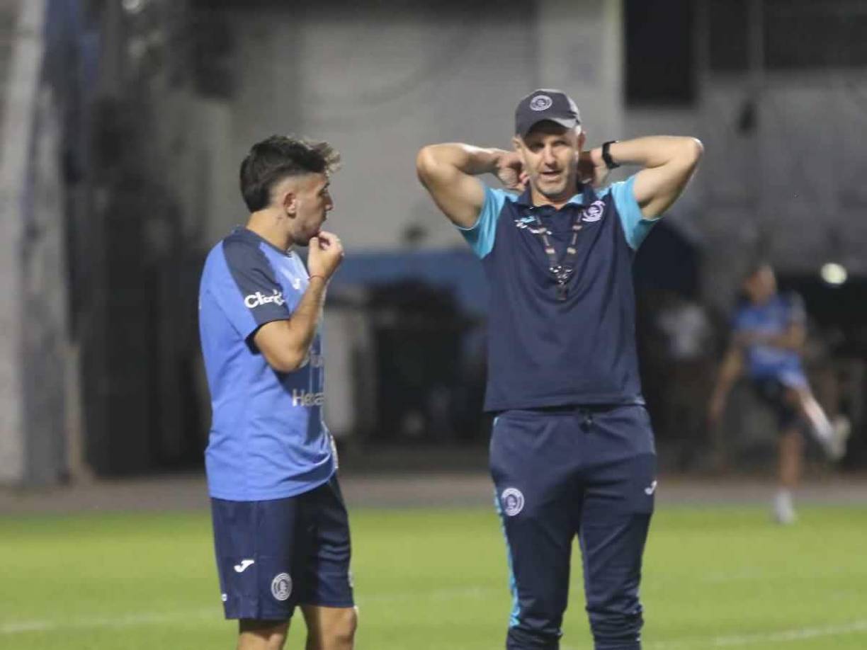 ¿Qué hizo Agustín Auzmendi? El delantero argentino estuvo charlando un rato con Patricio Negreira, preparador físico del Motagua, durante el calentamiento.