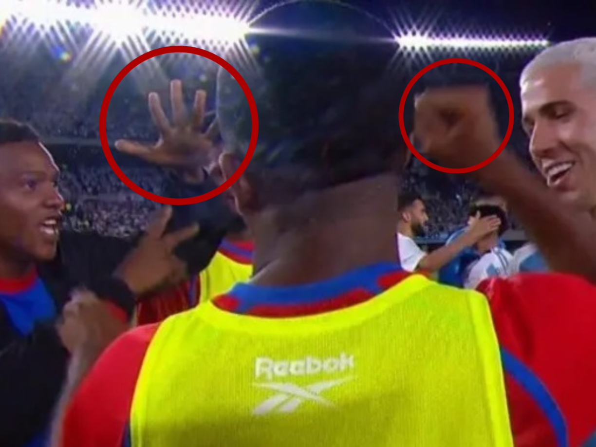 Tras el pitazo final del partido, dos jugadores de Panamá jugaron al piedra, papel o tijera para sortearse la camiseta del argentino Enzo Fernández.