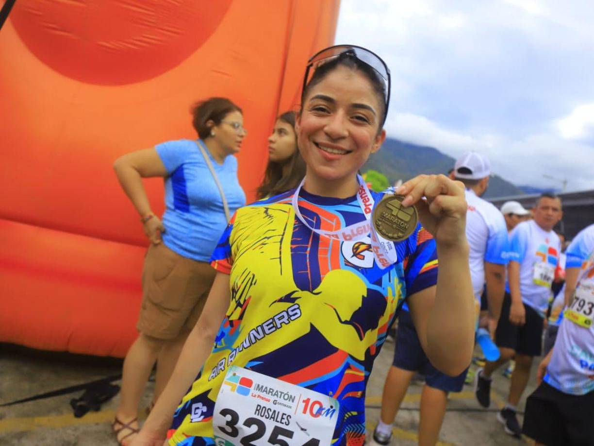 Ella posó con mucho orgullosa con su respectiva medalla.