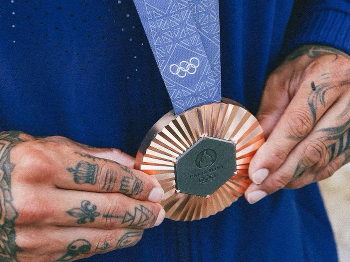 Deportista ha provocado revuelo mundial al realizar grave denuncia sobre una medalla conquistada en los Juegos Olímpicos París 2024. Además, señaló estar en cama tras su participación.