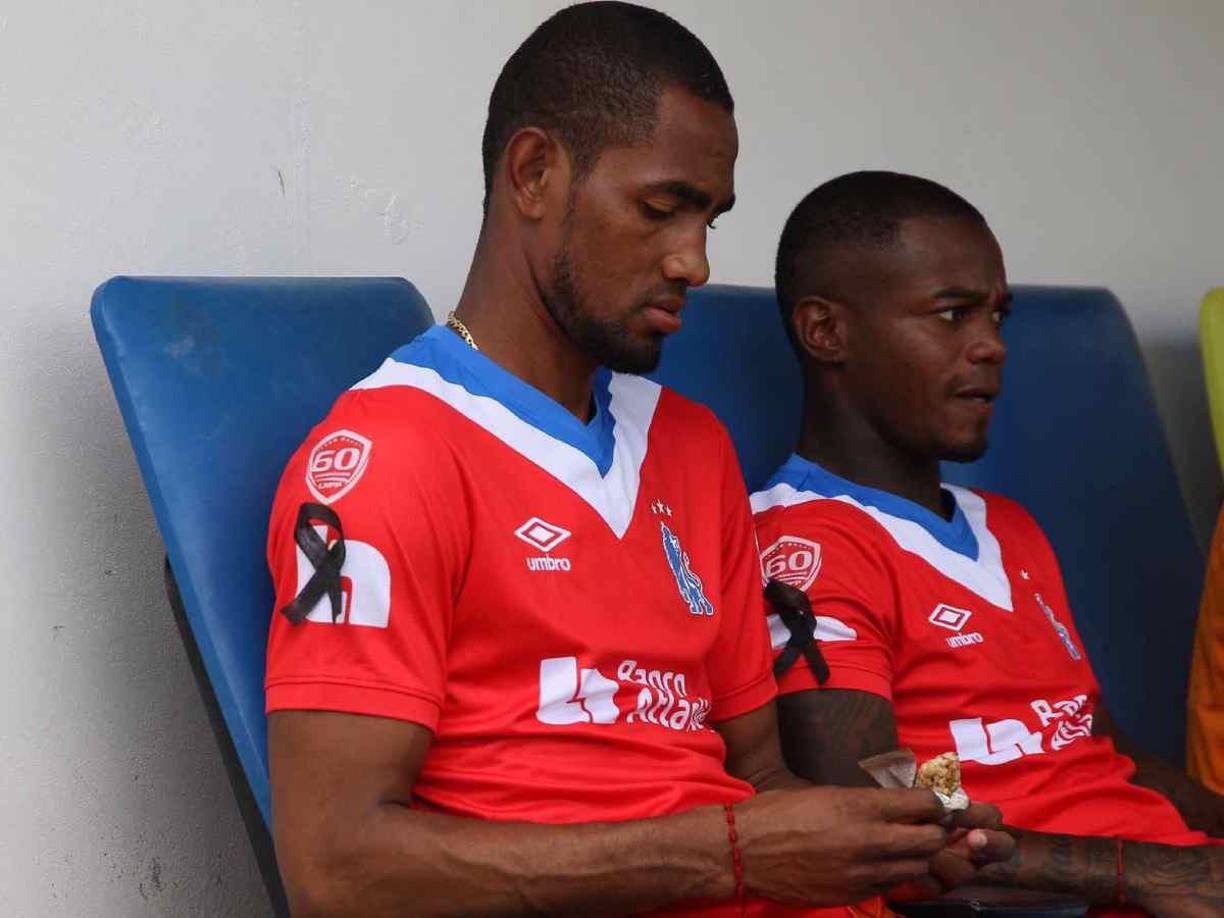 Jerry Bengtson en el banquillo con el listón negro. La tristeza era evidente en los jugadores por la muerte de su compañero Gordon. 