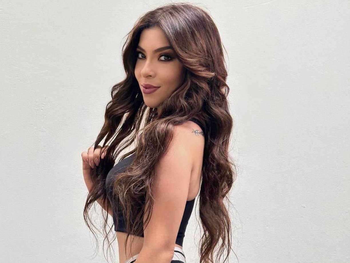Laura Meza también desempeña su papel como una modelo.