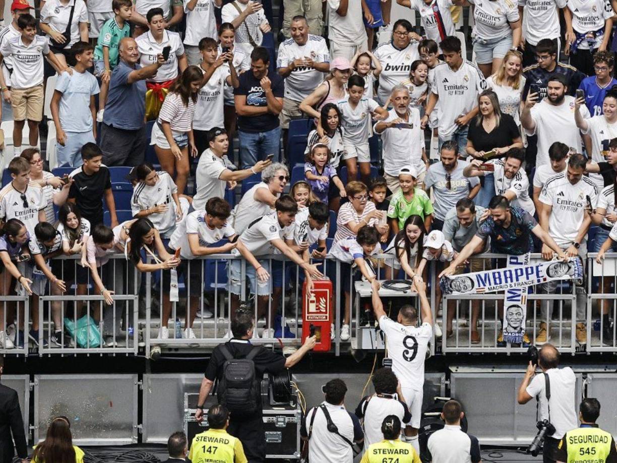 Los aficionados del Real Madrid le mostraron su cariño Kylian.