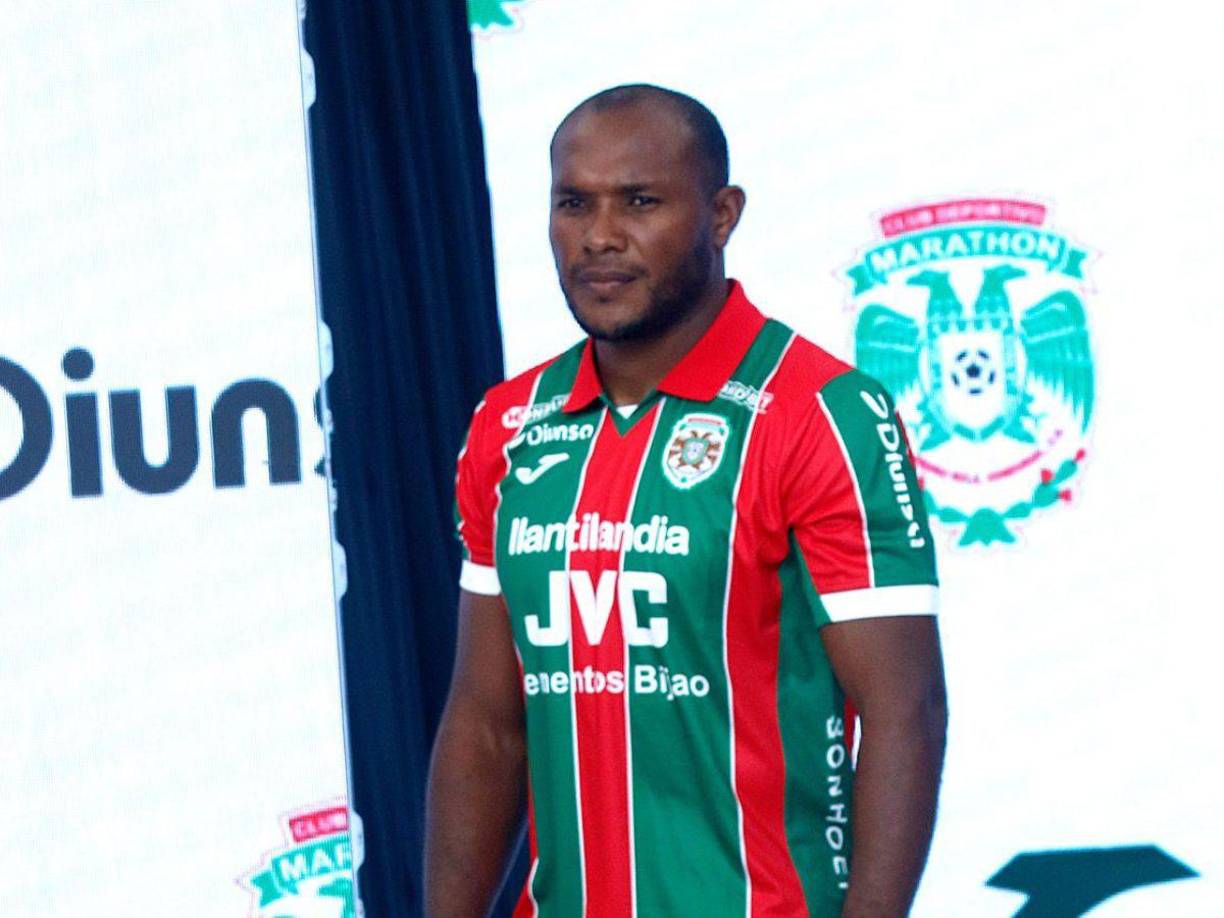 Juan Anangonó, el flamante fichaje del Marathón, fue uno de los que modeló la nueva camiseta de visitante del Marathón. 