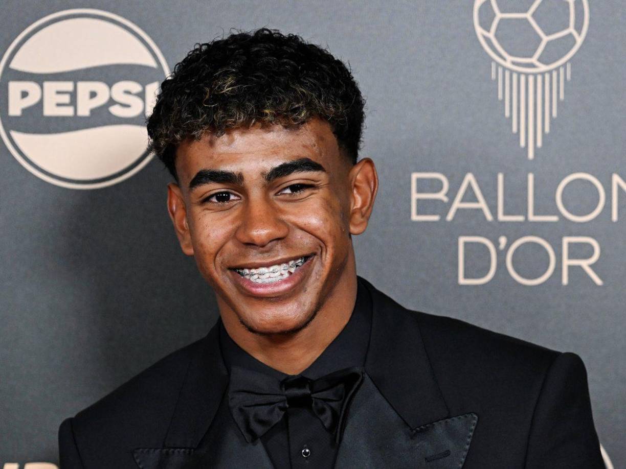 El talentoso Lamine Yamal se mostró sonriente en la gala del Balón de Oro. 