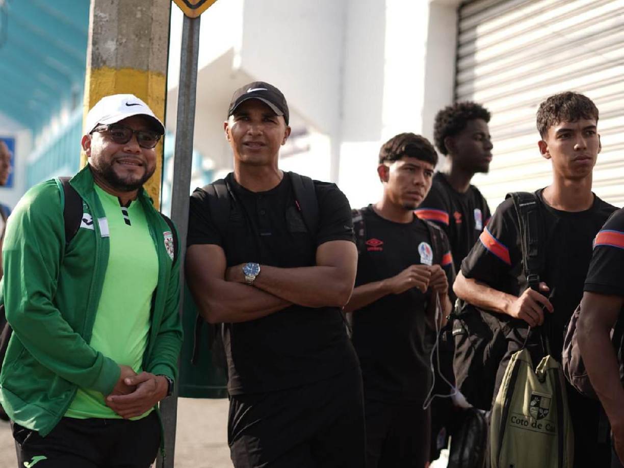 En la llegada al recién renovado estadio sampedrano no les permitían el acceso; los encargados no estaban enterados, por lo que tuvieron que hacer espera.