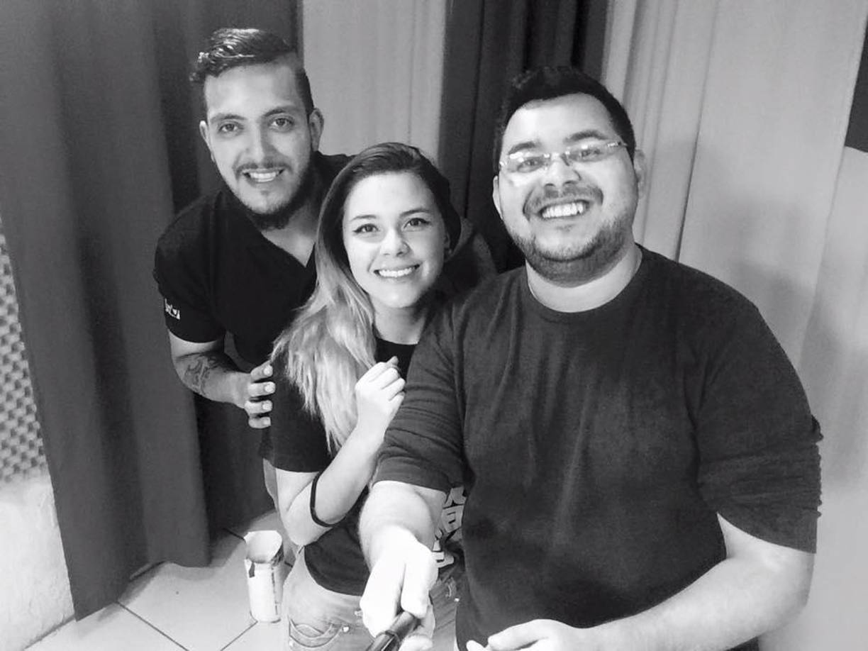 ”Estaba trabajando en una producción con el hombre (señaló a ‘Pupuzzo‘, quien está en el podcast) y la licenciada Claudia Mendoza, que es bien meticulosa con sus cosas, entró y me dijo ‘ajá hijo de tantas, por qué sacás la silla del pasillo‘, en eso le comencé a hablar con el mismo tono”, comenzó contando.