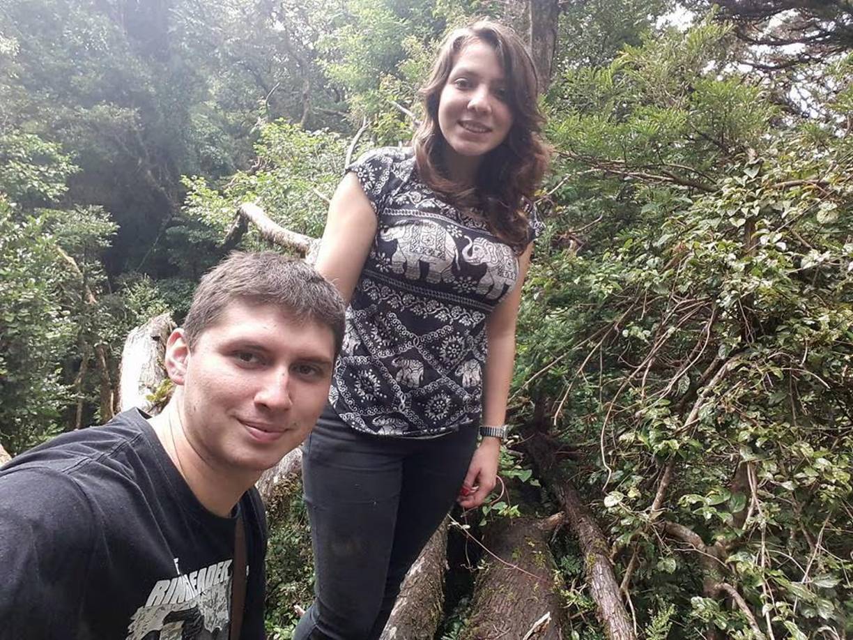 “Estaba consciente pero no recuerda nada de lo que le pasó”, dijo Marcos Meza, paramédico del Cuerpo de Bomberos a crhoy.com. (Amador, madre de dos hijas, junto a su pareja en una imagen de redes sociales).