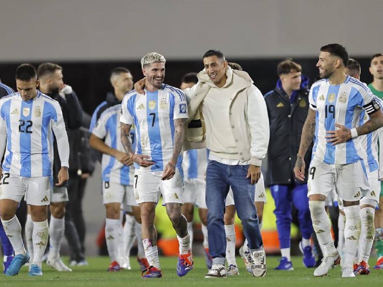 Fueron 16 años los que ‘el Fideo’ vistió la camiseta celeste y blanca, comenzando por los seleccionados juveniles y coronándose campeón del mundo y dos veces de la Copa América con la absoluta.