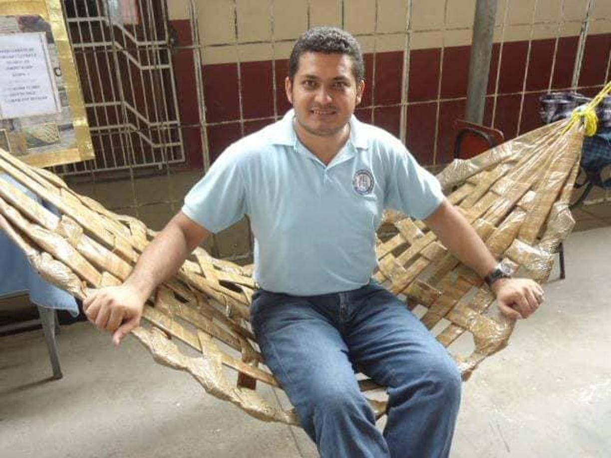 De acuerdo con las investigaciones de la Policía, dos sujetos estuvieron vigilando a los residentes y los otros dos que irrumpieron en la puerta le dispararon.