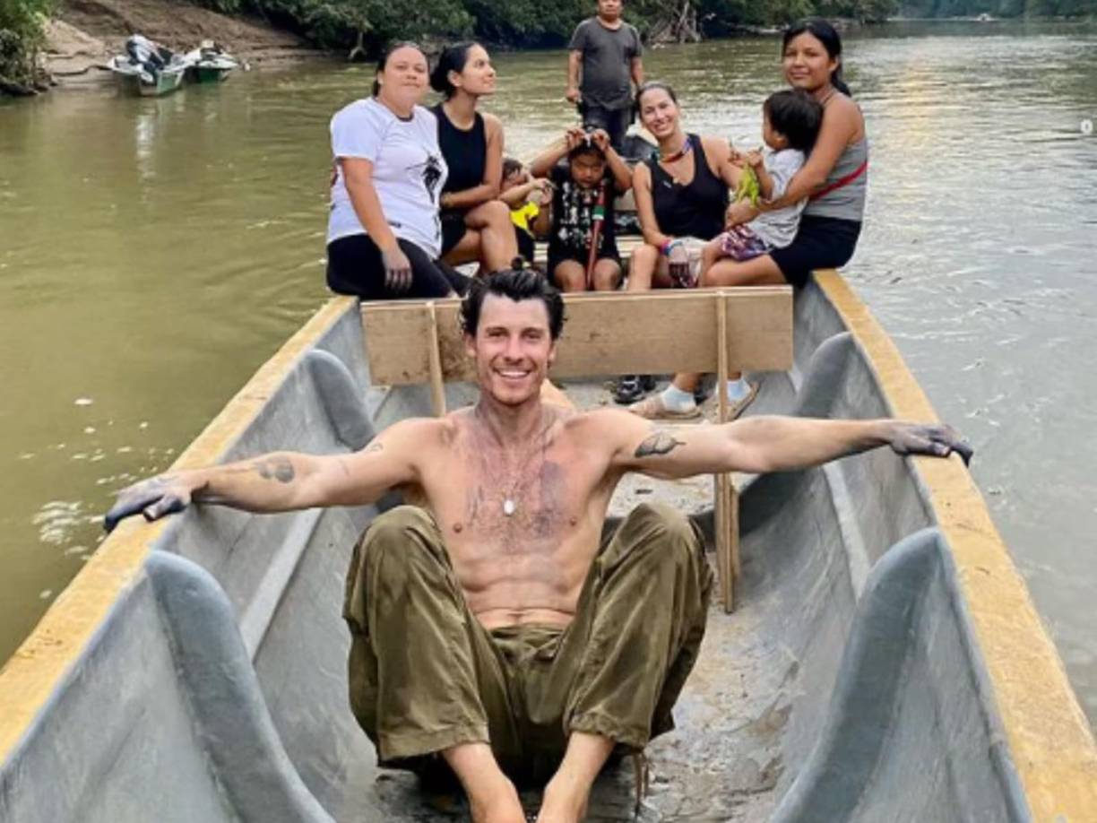 La relación entre Helena Gualinga y Shawn Mendes comenzó a llamar la atención a finales de 2024, cuando fueron vistos juntos en varias ocasiones. Según informes, se conocieron durante una visita de Mendes a Ecuador, donde el cantante mostró interés en las causas ambientales que Gualinga defiende.