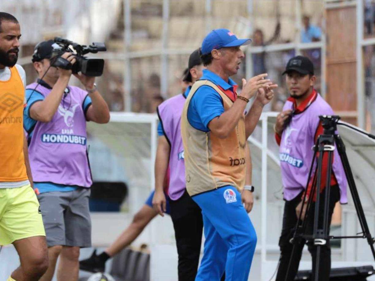 Tras algunos minutos, el DT de los albos abandonó el campo y se metió con algunos aficionados que llegaron al estadio Municipal Ceibeño.