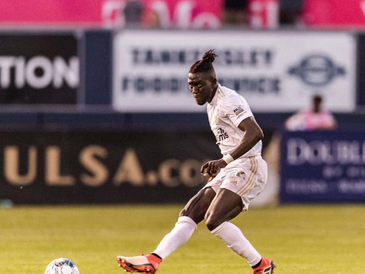 Luto en el mundo del fútbol, especialmente en Estados Unidos y Chile. Modou Jadama, futbolista que nació en Gambia pero de nacionalidad estadounidense, lamentablemente ha perdido la vida.