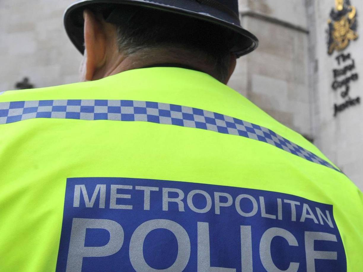 Los agentes de policía hablaron con los responsables del club, entraron en el campo de entrenamiento y se llevaron al jugador de la Premier, todo ello delante de sus jugadores.