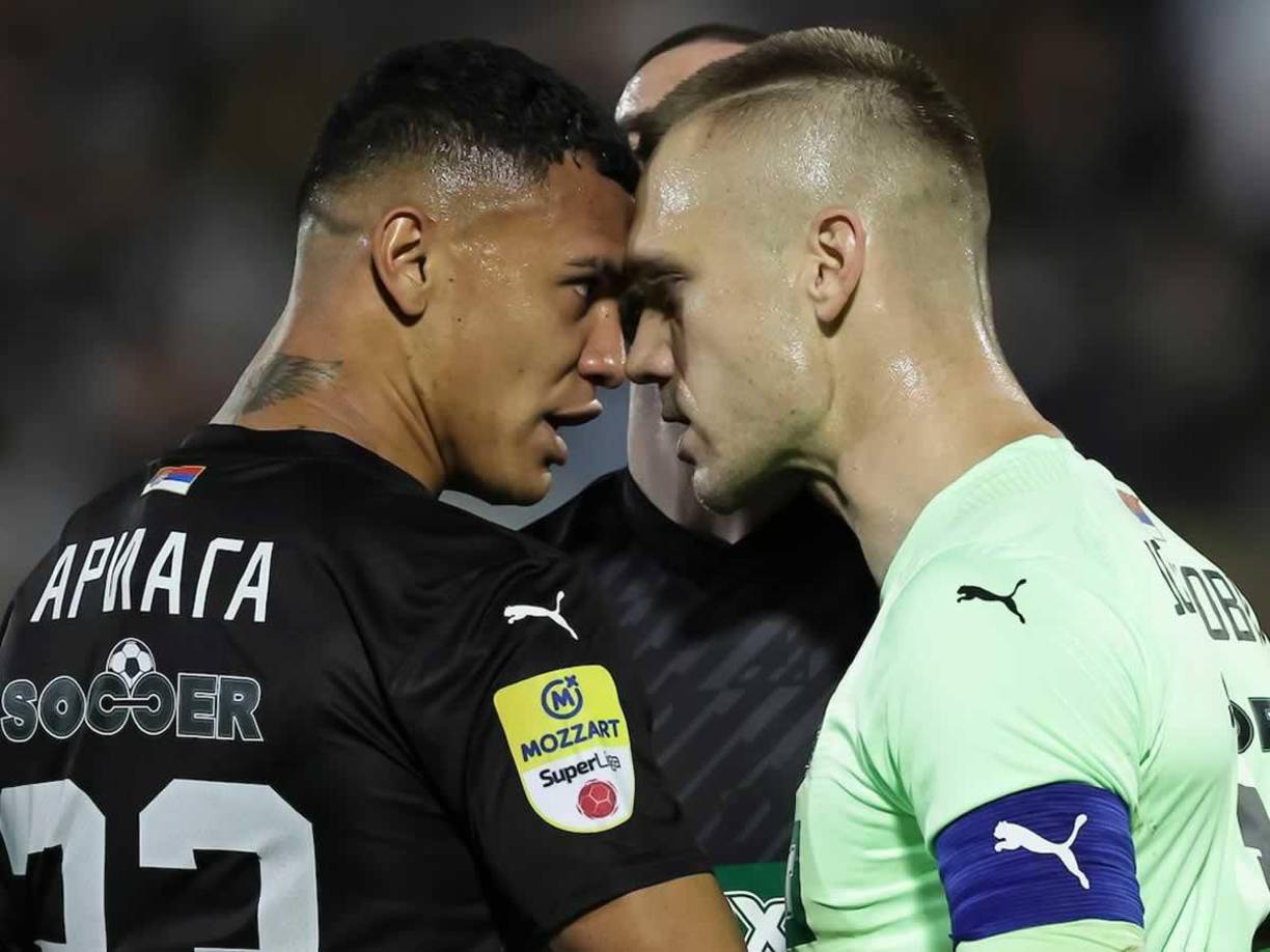 Kervin Arriaga y el capitán del Partizán quedaron cara a cara. Aleksandar Jovanović estaba muy molesto con el hondureño y por fortuna apareció otro compañero para separarlos y evitar que la cosa pasara a más.