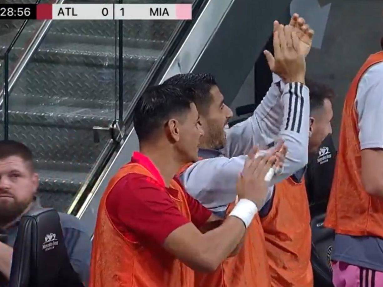 Tras marcar el primer gol de la noche, las cámaras enfocaron el banquillo rosa y ahí se encontraban Luis Suárez y Leo Messi festejando el tanto de David Ruiz. Ambos se pararon y aplaudieron al hondureño.