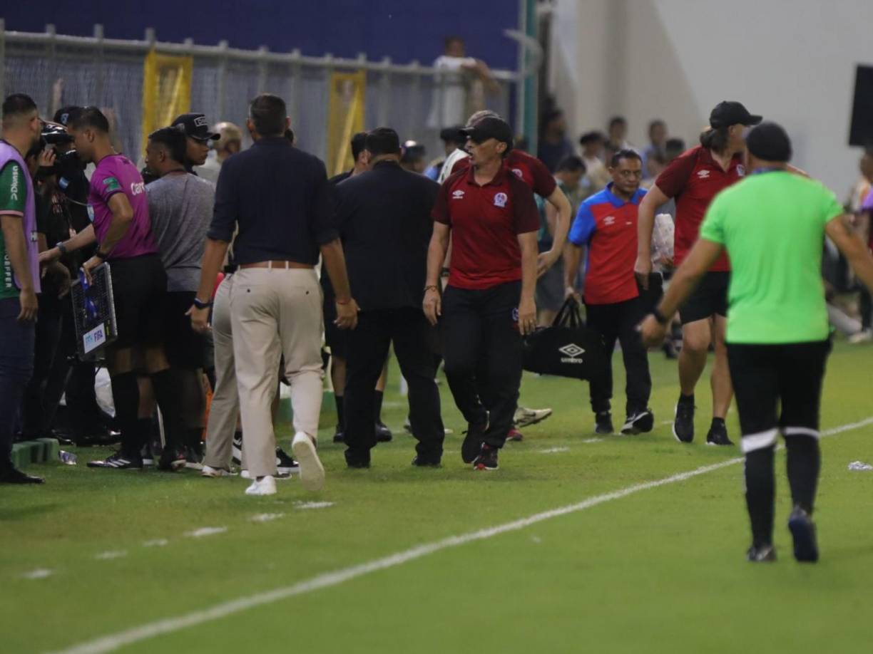 El pitazo final y el clásico Marathón vs Olimpia finalizó sin goles. Decepcionaron a los aficionados. 