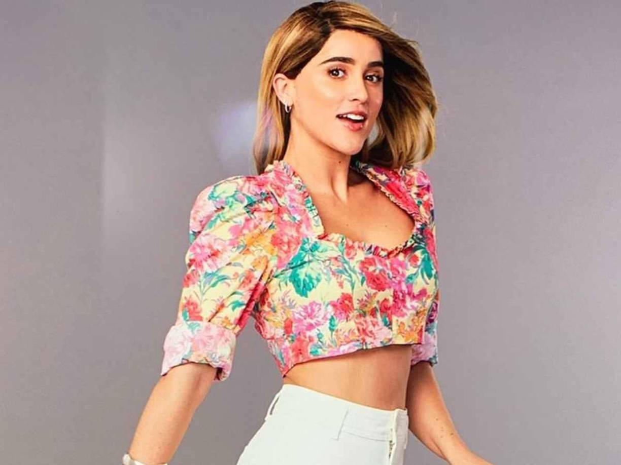 Cassandra Sánchez-Navarro nació el 3 de julio de 1991 en Ciudad de México, en el seno de una familia de tradición actoral. Es hija de la actriz Mónica Sánchez-Navarro, sobrina del actor Rafael Sánchez-Navarro y nieta de los célebres actores Manolo Fábregas y Fela Fábregas. 