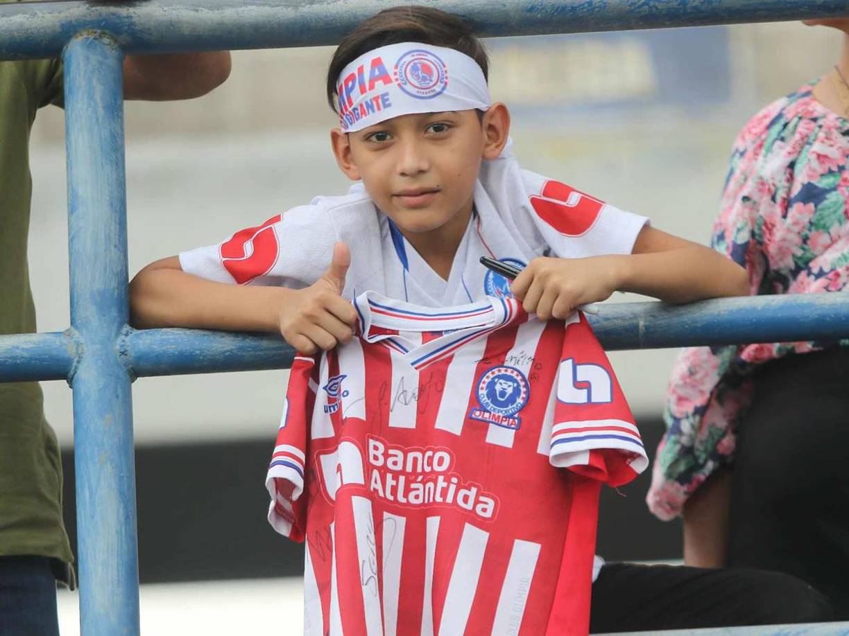 El pequeño aficionado olimpista que recibió los autógrafos de los jugadores en la camiseta.
