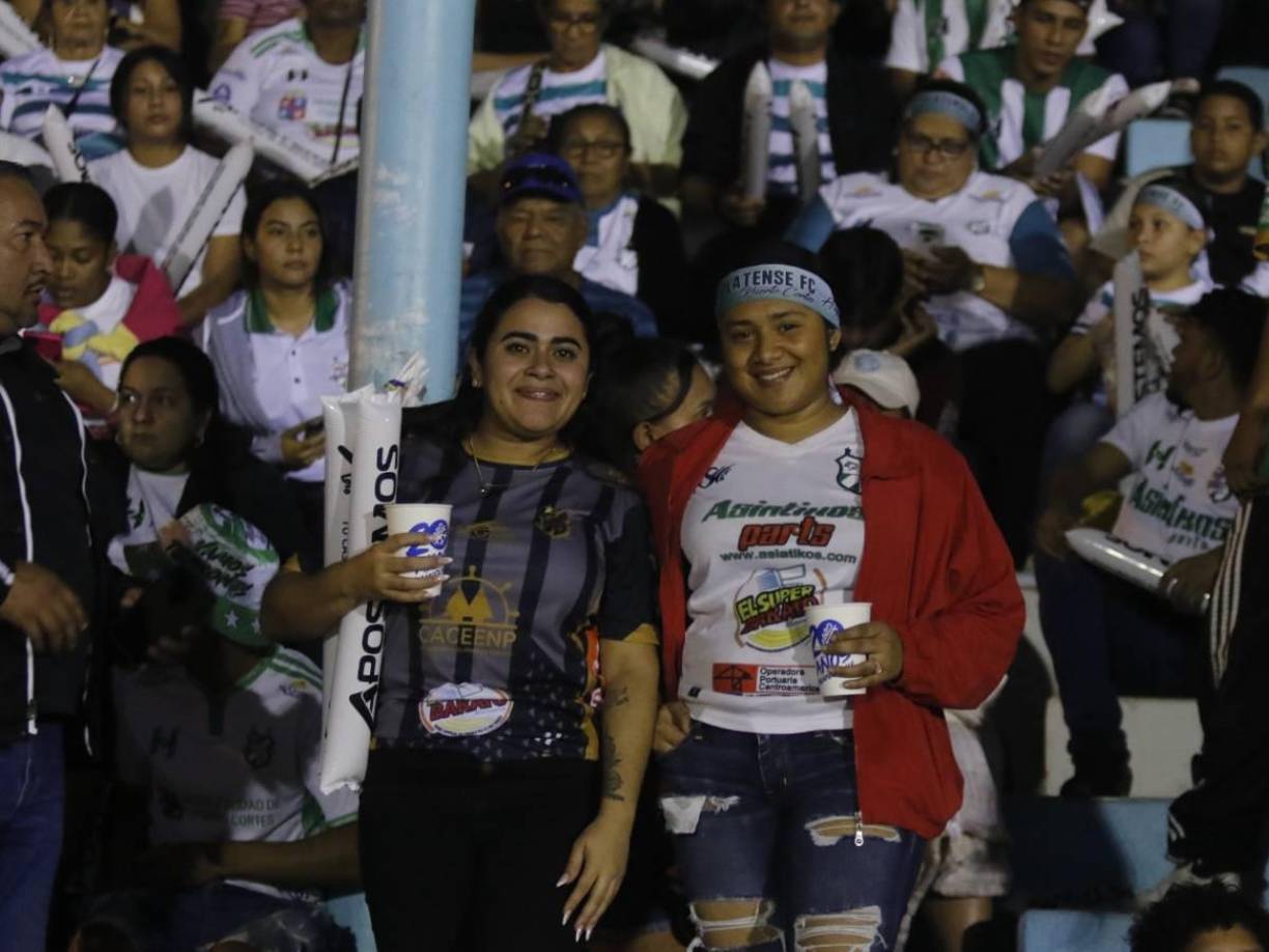 Chicas del Platense en el sector de preferencia del estadio Rubén Deras. 