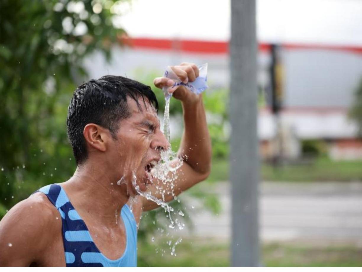 El salvadoreño Benjamín Jiménez fue captado por el lente de LAPRENSA hidratándose antes de conquistar la corona.