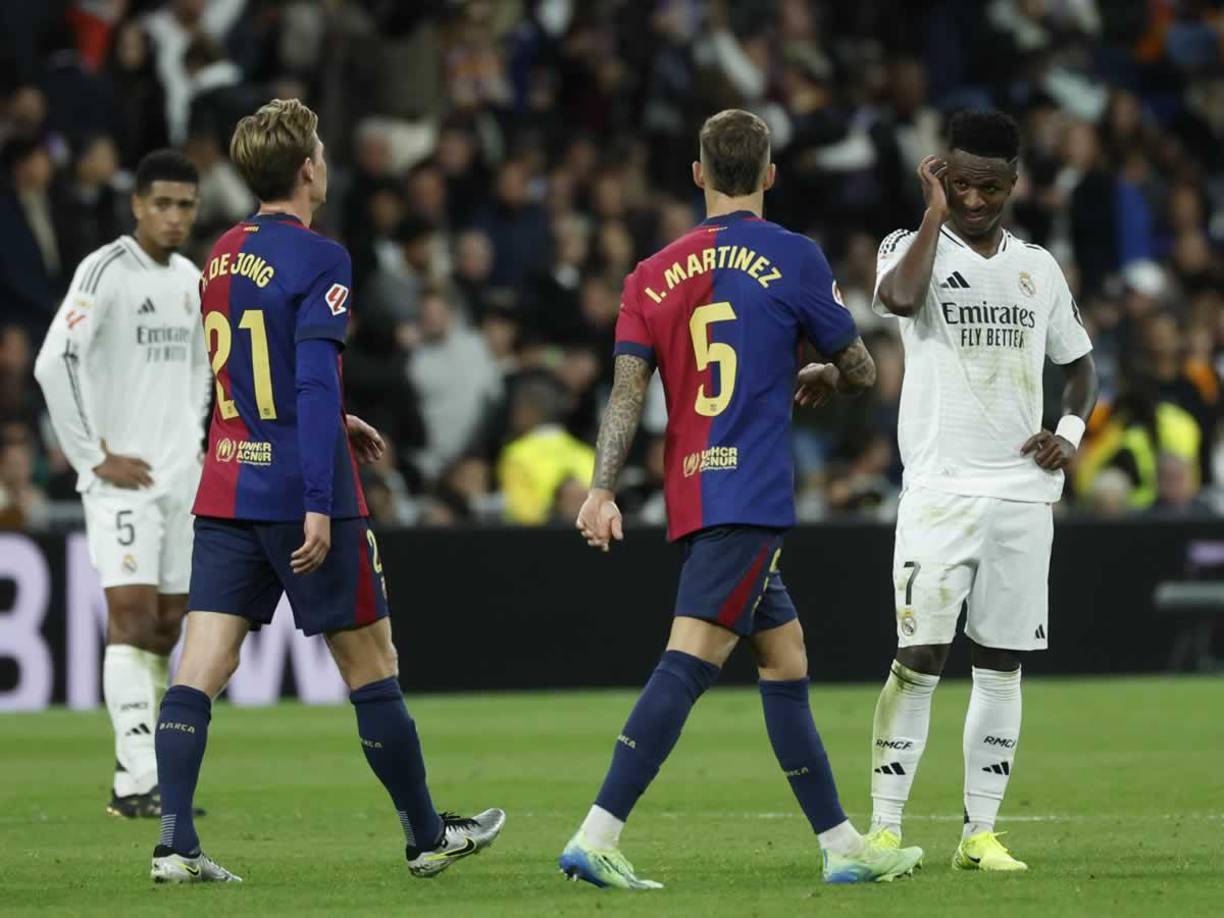 Vinicius se vio frustrado ante la defensa del Barcelona. El brasileño, favorito a ganar el Balón de Oro 2024, se fue en blanco.